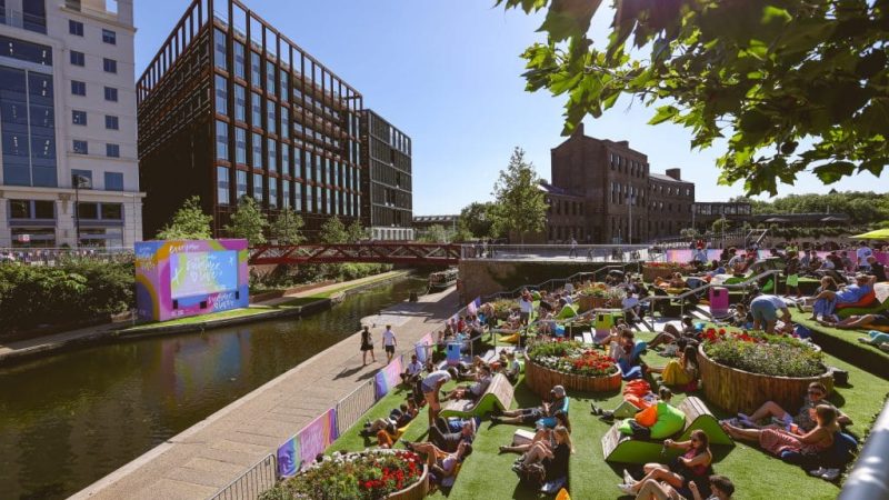 Screen On the Canal